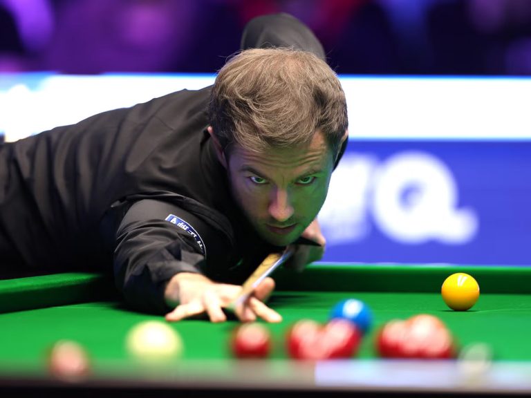 Lisowski begins his Masters campaign by strolling by Brecel, while Murphy watches