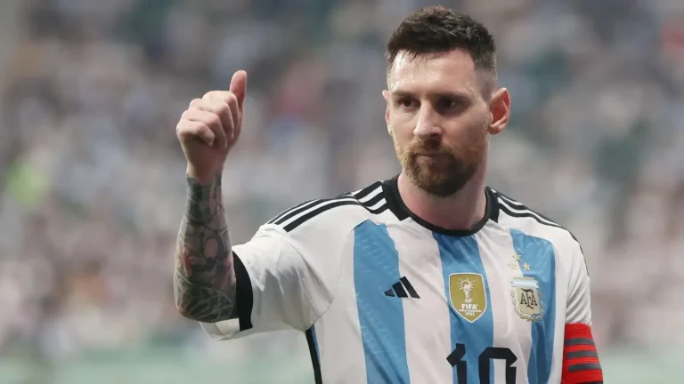 Tại sao cầu thủ đoạt Quả bóng vàng Lionel Messi lại không ghi được bàn thắng xứng đáng nào cho Argentina